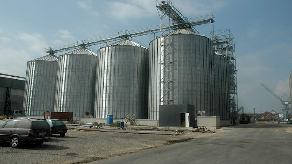 Achterop het terrein staan grote silo’s voor de opslag van graan. Met deze silo’s heeft Graansloot de mogelijkheid om het graan tot in 25 separaties te scheiden. ‘Dat kan gaan om baktarwe en voertarwe, maar ook in vochtpercentages, biologisch of gangbaar,