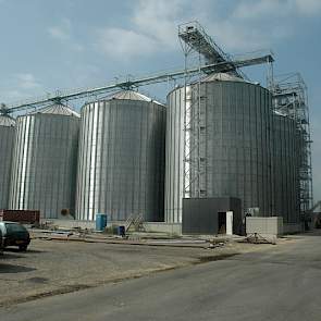 Achterop het terrein staan grote silo’s voor de opslag van graan. Met deze silo’s heeft Graansloot de mogelijkheid om het graan tot in 25 separaties te scheiden. ‘Dat kan gaan om baktarwe en voertarwe, maar ook in vochtpercentages, biologisch of gangbaar,