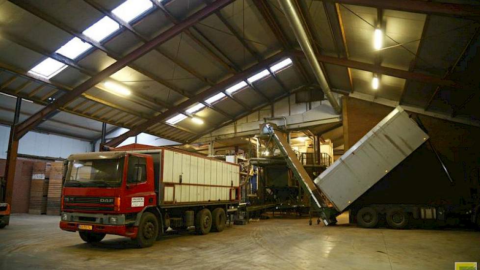 De sorteerinstallatie van Snijders bestaat uit twee delen. De kuubskisten worden leeggestort in de stortbak, waarna de aardappelen via de stortbak in de vrachtwagen van de akkerbouwer gaan. Aansluitend gaan ze naar de sorteerinstallatie. ‘Deze tussenstop