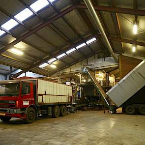 De sorteerinstallatie van Snijders bestaat uit twee delen. De kuubskisten worden leeggestort in de stortbak, waarna de aardappelen via de stortbak in de vrachtwagen van de akkerbouwer gaan. Aansluitend gaan ze naar de sorteerinstallatie. ‘Deze tussenstop