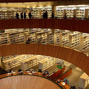 Na de inleiding over interne plantprocessen bezochten de deelnemers van Focus on Farming de bibliotheek van Wageningen Universiteit. Deze is voor iedereen toegankelijk, zowel fysiek als digitaal, en boeken kunnen ook opgestuurd worden.