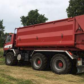 Cobussen voert de oogst zelf af met een vrachtwagen naar DSV in Venzelderheide.