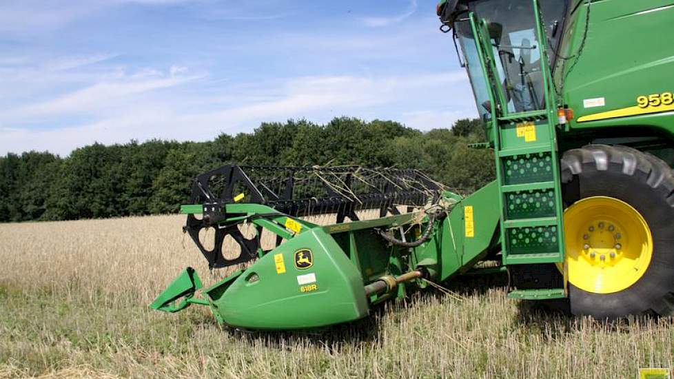 De cabine is vooral functioneel maar comfortabel ingericht, zegt Frank Vriezen. Er zit een airco in. GPS heeft deze combine niet.