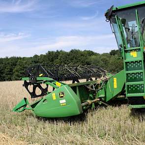 De cabine is vooral functioneel maar comfortabel ingericht, zegt Frank Vriezen. Er zit een airco in. GPS heeft deze combine niet.