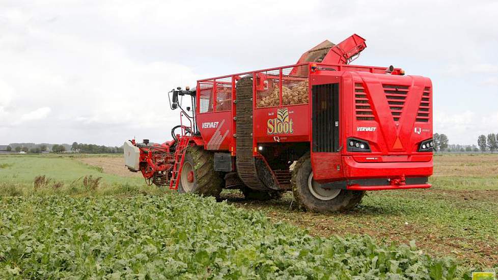 Bijkomend voordeel is dat de machine zeer wendbaar is door deze constructie. ‘De wielen kunnen haaks onder de rooier staan.’ Bij de vorige rooimachine reden de voor- en achterwielen in het zelfde spoor.