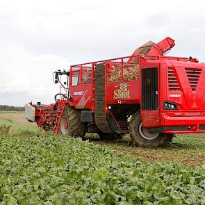 Bijkomend voordeel is dat de machine zeer wendbaar is door deze constructie. ‘De wielen kunnen haaks onder de rooier staan.’ Bij de vorige rooimachine reden de voor- en achterwielen in het zelfde spoor.