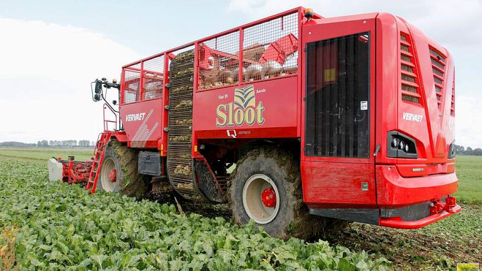 De achterbanden zijn 1 meter breed, aan de voorkant rijdt de machine op banden van 90 cm.