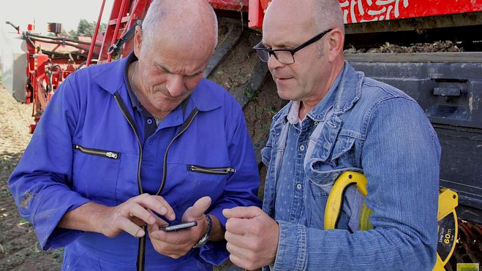 Jan Albert ter Velde van Suiker Unie komt een kijkje nemen. Hij overlegt met de machinist over onder meer de opbouw van de bietenhoop.