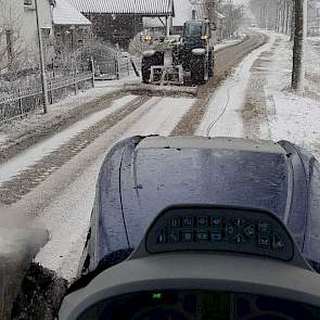 Medewerker René de Vree houdt met een Claas verreiker de weg schoon.