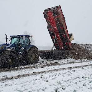 De opbrengst op dit perceel schat Van der Woerd op circa 95 ton per hectare. Hoge opbrengsten, erkent de loonwerker. ‘We zitten in deze regio dit jaar gemiddeld over de 90 ton met een gemiddeld suikerpercentage van 17. In andere jaren liggen de opbrengste