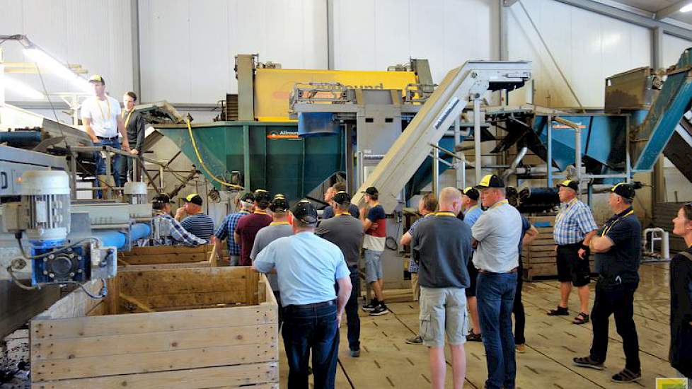 De machines voor het wassen van de verschillende gewassen zoals peen, rode bieten, aardappelen en knolselderij zijn deels zelfontworpen.