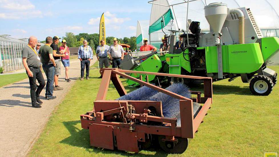 In Wolfheze stond ook speciale oogst- en bewerkingsapparatuur, zoals een aangepaste combine en een rol-borstelmachine waarmee de impact van sportschoeisel op gras wordt nagebootst.