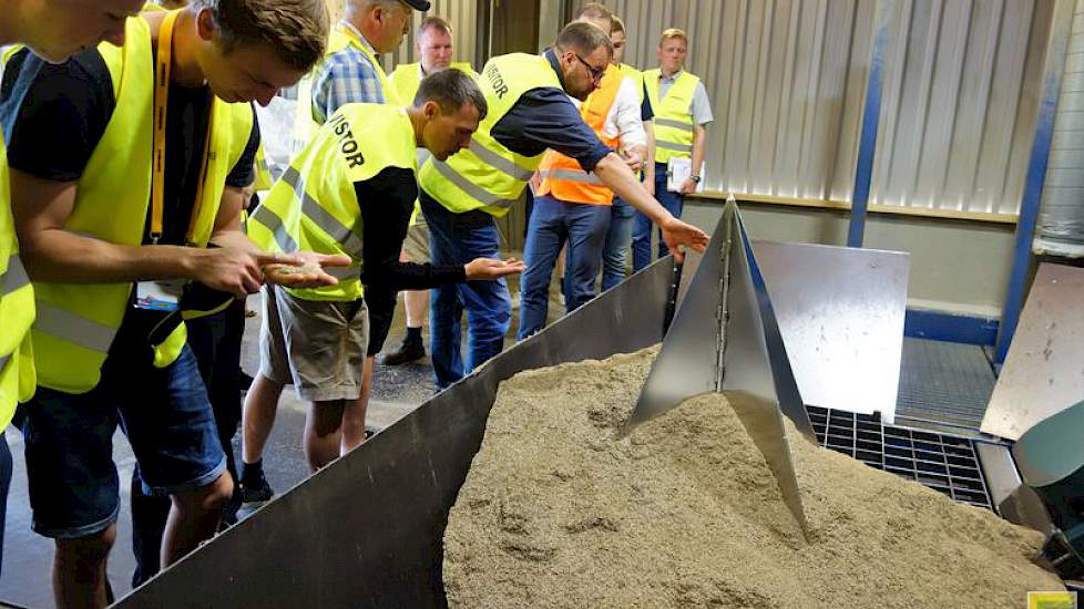 Op de hoofdvestiging van Barenbrug in Nijmegen is er volop belangstelling van de Deense en Zweedse telers voor de installatie waar het in  big bags binnenkomende graszaad wordt afgestort.