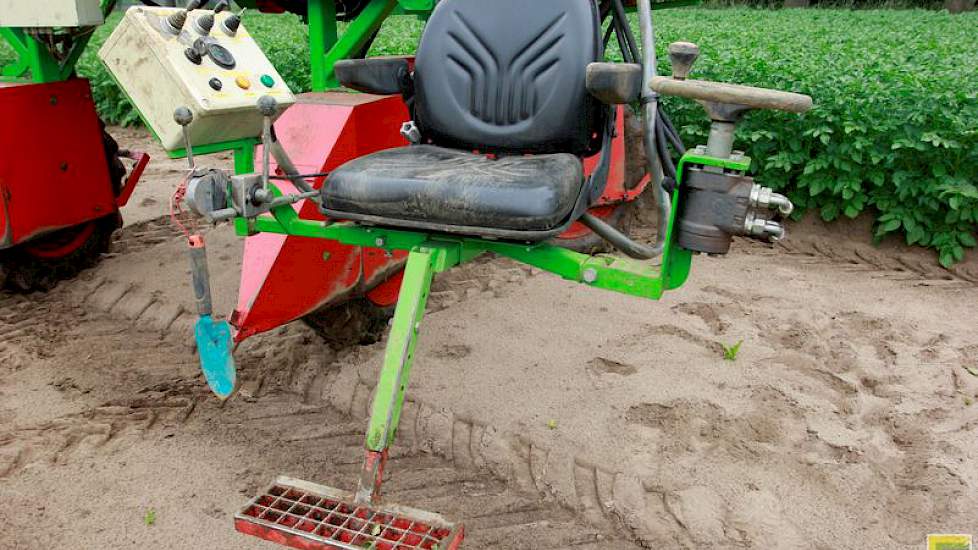 De stoelen zijn in breedte verstelbaar. In principe selecteren ze ieder vier rijen per rit. Als het nodig is schuiven ze de stoelen verder naar buiten en gaat een derde man mee in de bak. Zo kunnen ze samen twaalf rijen bekijken.