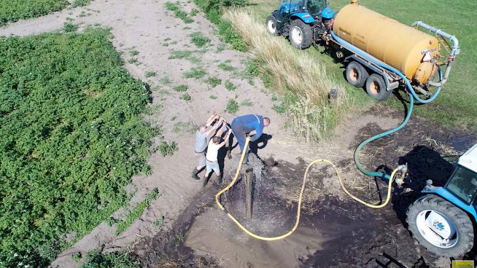 Afgelopen dinsdag sloeg het akkerbouwbedrijf op een perceel van 17 hectare pootaardappelen een nieuwe put. Bas: „Deze put hebben we geslagen met hulp van loonwerker Lettink uit Westendorp. Het was echt nodig en hiermee hou je de aardappelen tenminste in l