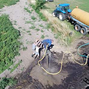 Afgelopen dinsdag sloeg het akkerbouwbedrijf op een perceel van 17 hectare pootaardappelen een nieuwe put. Bas: „Deze put hebben we geslagen met hulp van loonwerker Lettink uit Westendorp. Het was echt nodig en hiermee hou je de aardappelen tenminste in l