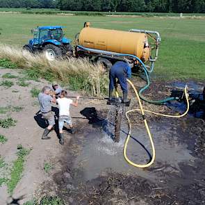 De benodigde hoeveelheid water om een goede put te kunnen slaan is afhankelijk van de grondslag en uiteindelijke diepte. Bas: „Het is wel eens  gebeurd dat we 1 tank met een inhoud van 12 kuub water op 2 meter hebben leeggesproten. Dat kan gebeuren als je