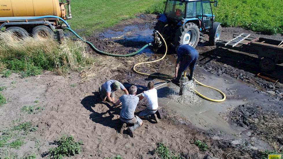 Inmiddels heeft het akkerbouwbedrijf al een keer uit de nieuwe put beregend. Bas: „En over een paar dagen komen we hier weer.” Over de kosten van het slaan van een nieuwe put maakt de akkerbouwer zich niet al te druk. „Ik weet het niet exact. We hebben di