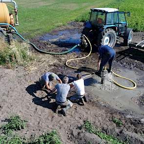 Inmiddels heeft het akkerbouwbedrijf al een keer uit de nieuwe put beregend. Bas: „En over een paar dagen komen we hier weer.” Over de kosten van het slaan van een nieuwe put maakt de akkerbouwer zich niet al te druk. „Ik weet het niet exact. We hebben di