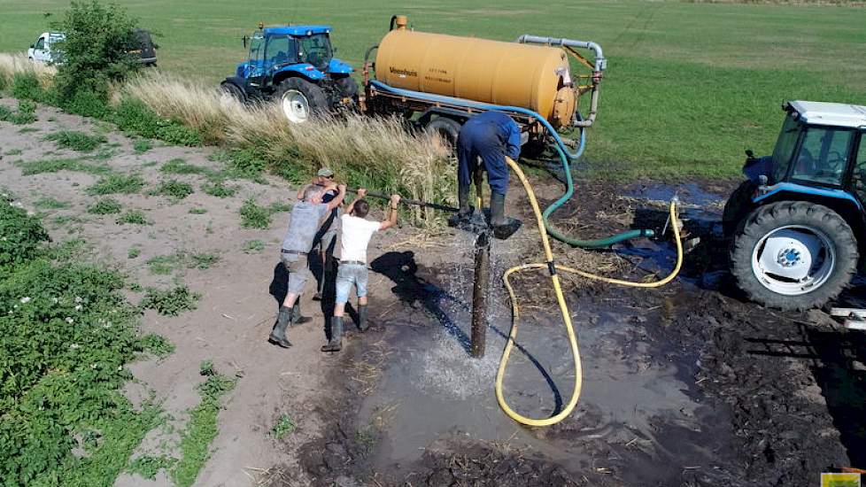 Met vier personen was men dinsdag ruim een halve dag druk om uiteindelijk op zo’n 22 meter diepte voldoende water van goede kwaliteit te vinden. „De put hebben we geslagen door met water vanuit een tank via een aftakaspomp in het binnenste van een mantelb