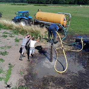 Met vier personen was men dinsdag ruim een halve dag druk om uiteindelijk op zo’n 22 meter diepte voldoende water van goede kwaliteit te vinden. „De put hebben we geslagen door met water vanuit een tank via een aftakaspomp in het binnenste van een mantelb