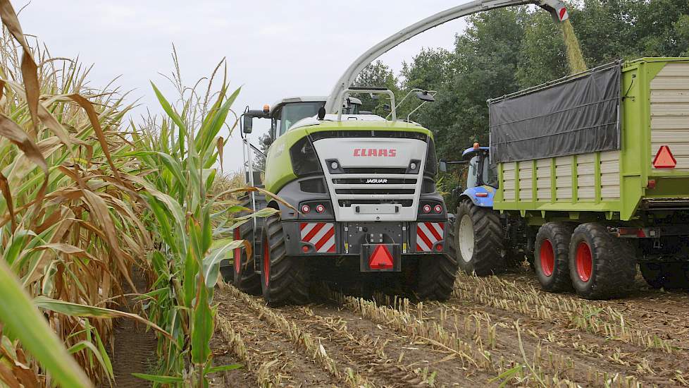 De vorige hakselaar - die inmiddels zeven jaar oud is - wordt enkel nog ingezet, wanneer deze nieuwe capaciteit tekort komt, meldt het loonbedrijf.