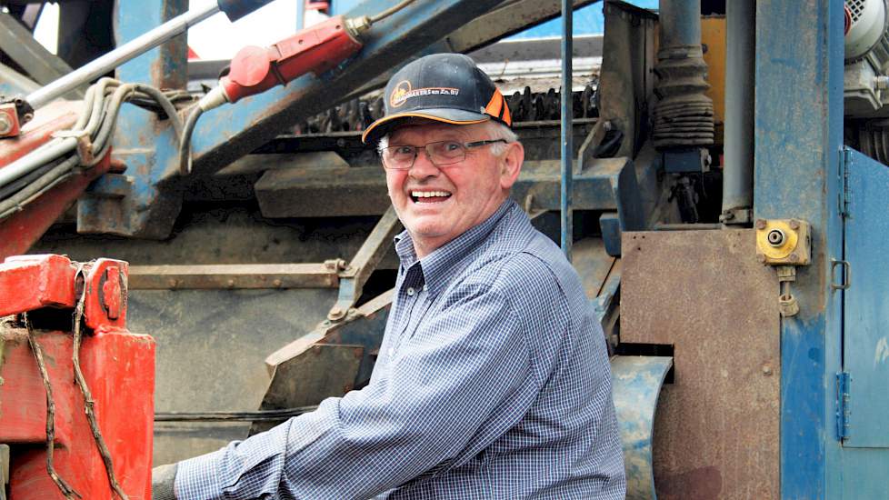 De stenen bederven de humor van vader Gerrit allerminst. „Tegen de chauffeur die hier de eerste aardappelen kwam halen zei ik: ‘Dit zijn keigoeie aardappelen’.”