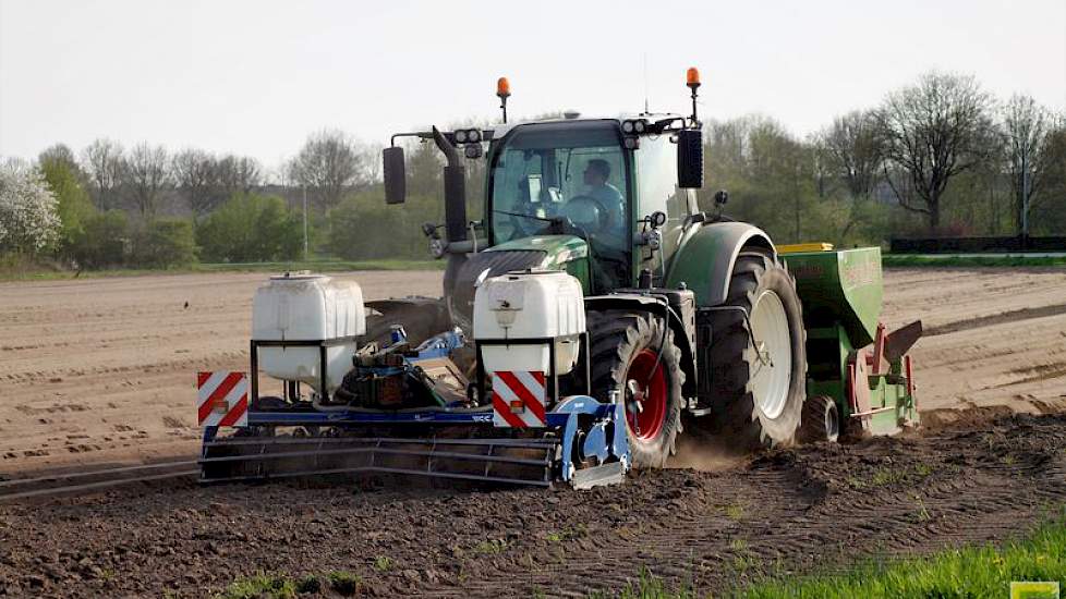 Een probleemloos pootklusje voor de Fendt 724 van Wall uit Leur.