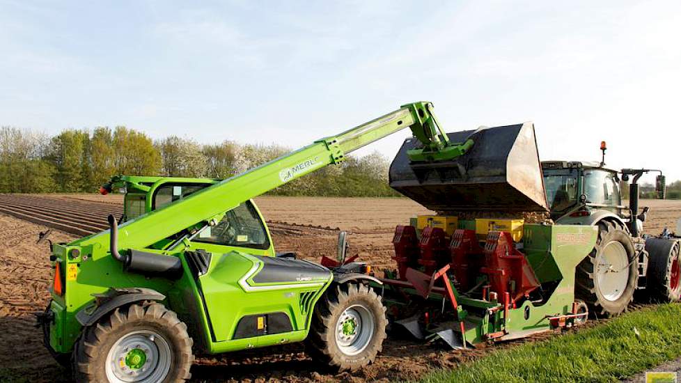 Met een Merlo-verreiker werden de Premieres in de pootmachine geladen.