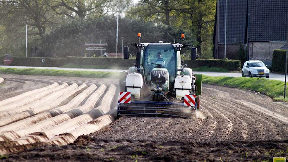 Het perceel langs de Hatertseweg was dinsdag goed te bewerken. Vier dagen eerder lukte het nog niet, toen was de vers geploegde grond nog veel te nat.