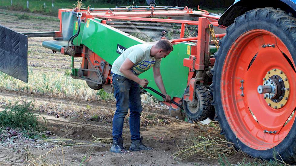 Om de rooimachine vlekkeloos te laten werken, moet de medewerker van Wall regelmatig het uit de kluiten gewassen onkruid uit de rooier verwijderen. Beijer: „Dat kost niet alleen meer tijd, maar levert waarschijnlijk ook iets meer tarra op.”