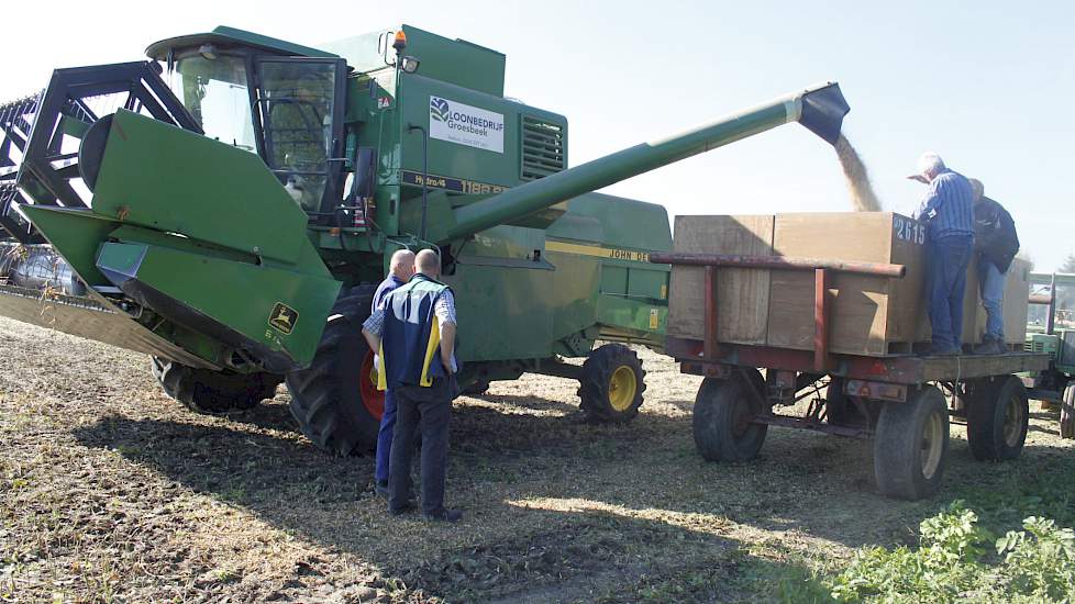 De combine van Loonbedrijf Groesbeek, een John Deere 1188 SII Hydro/4 van begin jaren negentig, is volgens bedrijfsleider Pim de Boer voor deze oogstklus niet speciaal geprepareerd. „Wel moeten we niet al te scherp dorsen en de snelheid van de dorstrommel