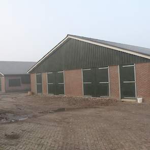 Ook het gedeelte voor de grote deuren van de stallen moet nog bestraat worden.  De stal is gebouwd door een lokaal bouwbedrijf. De muren bestaan uit prefab elementen.