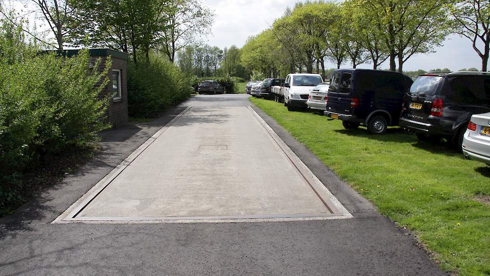 De pluimveehouder heeft een eigen weegbrug. De open dag op vrijdag 8 mei werd goed bezocht er waren ongeveer 1.400 bezoekers. Ook veel mensen uit de buurt kwamen een kijkje nemen.