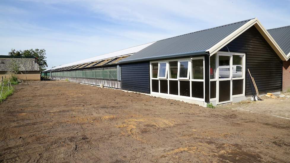 De verbouwde stal ziet er vanaf de zijkant fraai uit en past goed in het landschap. Beek maakt gebruik van donkere blikplaten die veel weg hebben van hout. Aan de linkervoorzijde van de stal bevindt zich ook een grote kantine met ramen, van waaruit bezoek