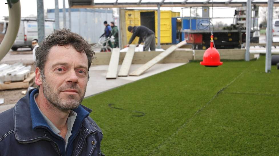 Dik Verbeek (48) moest zijn kalver- en pluimveebedrijf in het bosrijke Nieuw-Millingen verplaatsen. „Met Rondeel BV heb ik een contract afgesloten voor de afzet van eieren de komende vijf jaar”, licht Verbeek zijn keuze voor Rondeel toe. Ook daarna voorzi