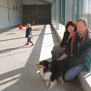 Kleinkind Yara, Arja (51) en Bertus (54) Kieft in de uitloop van hun nieuwe biologische leghennenstal. De leghennenhouders stapten over van scharrel- naar biologische hennen. „De prijzen voor scharreleieren waren de laatste jaren slecht en die voor biolog