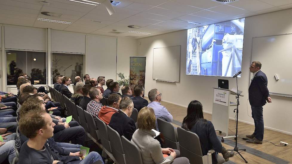 Leghennenhouder Bertus Verbeek hield een evenwichtig verhaal over zijn ervaringen met zelf voer mengen. Structuur is de grootste uitdaging voor de veevoederfabrikanten en zelfmengers, volgens Verbeek. „Structuur is bij hennen met hele snavels nog belangri