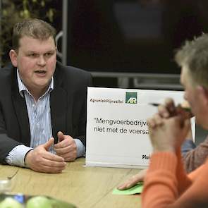 De bezoekers gingen met zes bedrijven die gespecialiseerd zijn in voeding in gesprek. Over de stelling ‘Mengvoerbedrijven sjoemelen niet met de voersamenstelling’ van AgruniekRijnvallei waren de meningen verdeeld. „Het moet niet maar ik denk wel dat er we