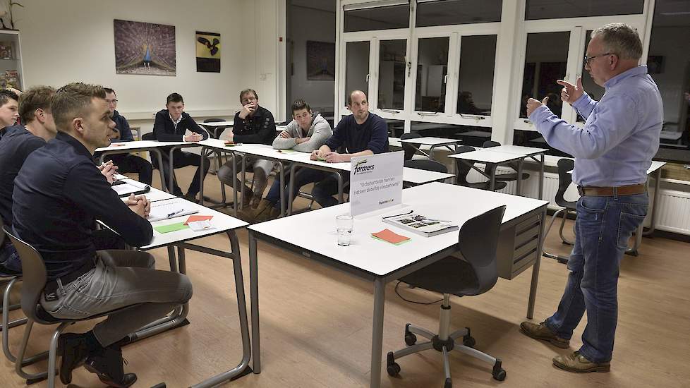 De bezoekers waren het eens met de stelling ‘Onbehandelde hennen hebben dezelfde voerbehoefte als behandelde hennen’ van ForFarmers. „De voerbehoefte is hetzelfde, het zijn dezelfde hennen”, zegt een vermeerderaar. Dat beaamt ook Jac Matijsen van ForFarme