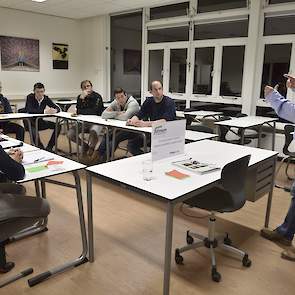 De bezoekers waren het eens met de stelling ‘Onbehandelde hennen hebben dezelfde voerbehoefte als behandelde hennen’ van ForFarmers. „De voerbehoefte is hetzelfde, het zijn dezelfde hennen”, zegt een vermeerderaar. Dat beaamt ook Jac Matijsen van ForFarme