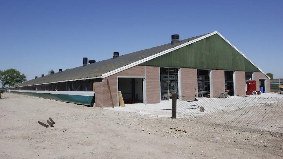 De buitenkant van de verbouwde stal. Na aankoop van het voormalig vrije uitloop leghennenbedrijf in Scherpenzeel sloopte Van de Fliert één van de twee stallen en plaatste de spanten achter de andere stal. De verbouwde stal is 115 meter lang en 18 meter br