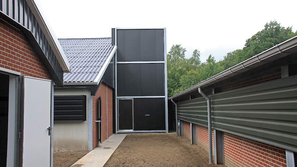 Aangezien een bestaande stal pal achter beide nieuwe staat, wordt de lucht van de lengteventilatoren naar boven geleid.