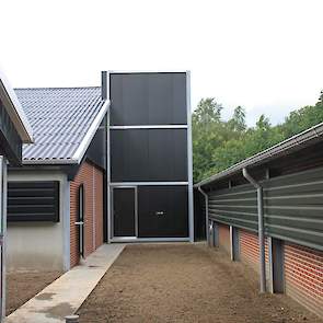 Aangezien een bestaande stal pal achter beide nieuwe staat, wordt de lucht van de lengteventilatoren naar boven geleid.