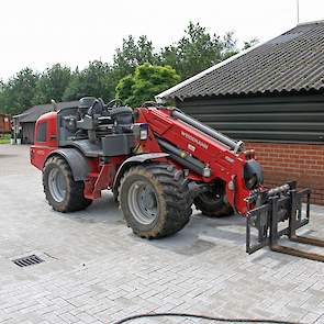 Van Oosterhout heeft een Weidemann telescooplader waarmee hij houtsnippers in de container kan kiepen. Ook laadt hij hier zelf zijn kuikens mee uit en haalt hij zelf de mest uit zijn stallen. „Zelf ben ik zuinig op mijn stallen. Als ik dat uitbesteed weet