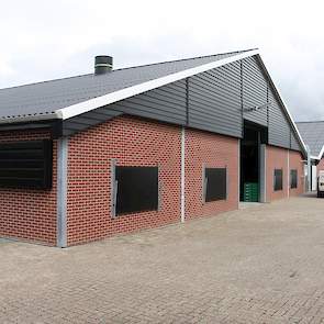 De buitenkant van de stallen oogt fraai. Het zwarte potdekselwerk lijkt op hout maar bestaat uit metaal en hoeft hij in tegenstelling tot hout nooit te schilderen. De wanden van de stal, die door een lokaal bouwbedrijf is gebouwd, bestaan uit prefab eleme