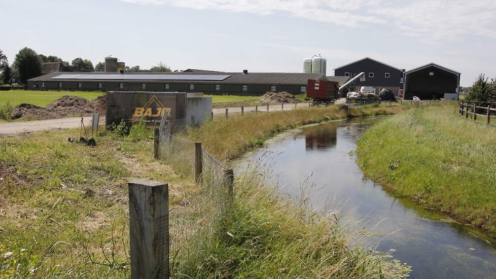 Een overzicht van het bedrijf met de nieuwe leghennenstal en daarnaast de nieuwe mestloods.