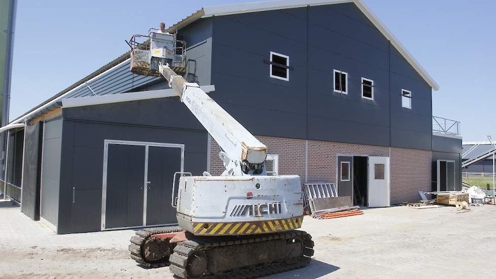 De nieuwe stal is door een lokaal bouwbedrijf gebouwd. De muren van de nieuwe stal bestaan uit prefab elementen. De nieuwe leghennenlstal van de familie Kievitbosch aan de Haansweg 10, 8101 PS in Raalte is vrijdag 22 juli van 14.00 uur tot 20.00 uur te be