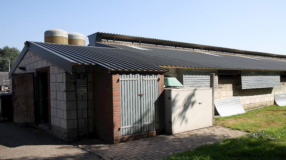 De vleeskuikenhouders lieten vorig jaar het asbest en de isolatie van het dak van stal 1 verwijderen. Stal 1 is net als stal 2 in 1972 gebouwd. De andere twee stallen op het bedrijf stammen uit 1978. Samen met een kennis plaatsen Dick en Ina sandwichpanel