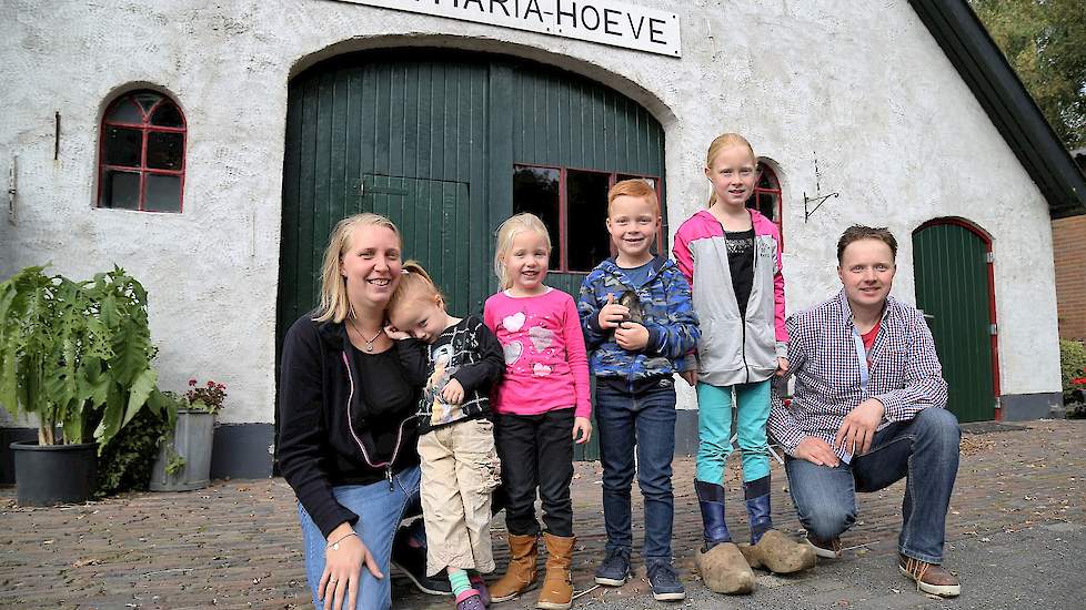 „Al onze vier kinderen vinden de kippen leuk”, zegt Aline. Ze hurkt hier naast Gerjanne (3), Eva (5), Jaap (7) en Tessa (8) en Bertus.